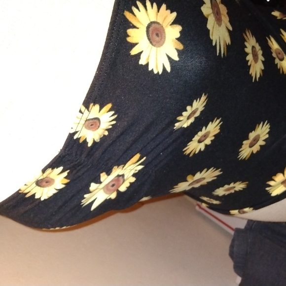 Very cute summer shirt black with sunflowers.... - Picture 4 of 4